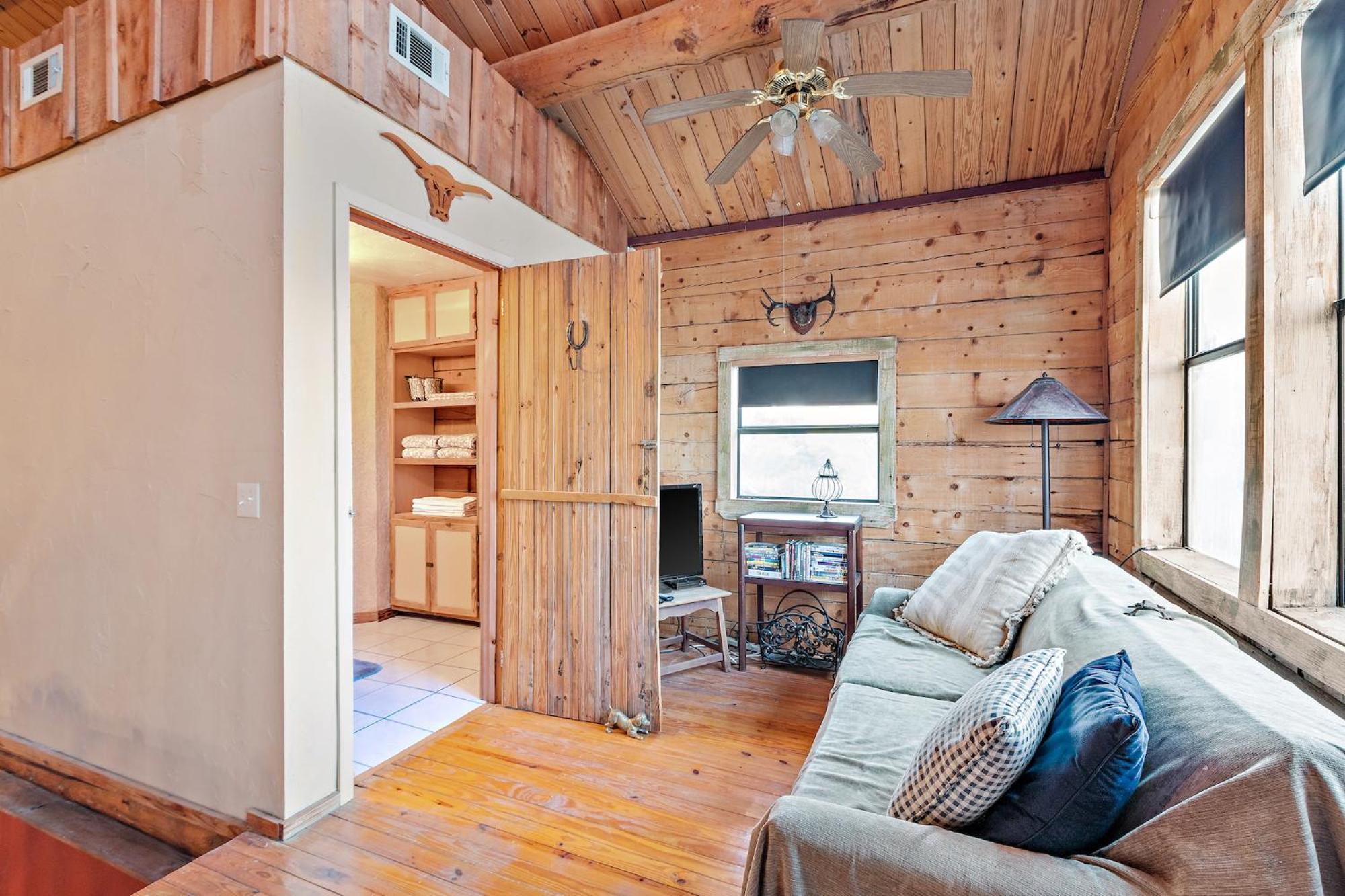Mighty Oak Log Cabin Fredericksburg Exterior photo